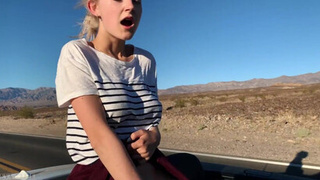 Русская шлюшка Eva Elfie трахается с парнем в кабриолете по дороге в Лас-Вегас
