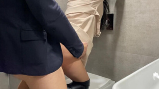 Минет от секретарши для босса в общественном туалете
