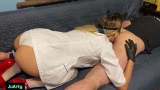Русская медсестра отсосала член и сделала массаж простаты пациенту на дому