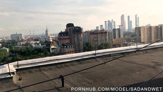 Фотосессия с одноклассницей на крыше переросла в слюнявый минет и доггистайл с камшотом на спину