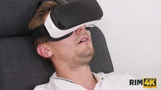 Красотка отсосала большой член и вылизала очко парню в очках VR
