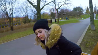 Русская студентка за деньги отсосала и надрочила член незнакомцу в парке