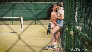 Теннисистки делают друг другу приятные куни в красивом порно