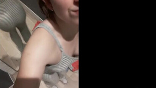 Snapchat Симпатичная девушка из колледжа развлекается мастурбацией в общественной раздевалке
