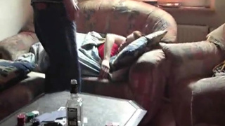Пьяный домашний секс с красоткой на диване