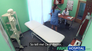 Доктор в кабинете трахает молодую медсестру на рабочем столе