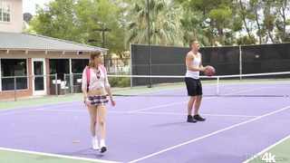 18 летняя студентка соблазнила соседа на теннисном корте