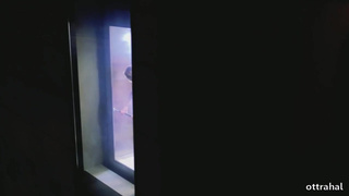 Лысый качок ебёт красавицу в лифте. Скрытая съемка