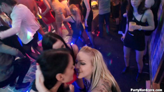 Закрытая секс вечеринка в частном ночном клубе
