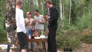 Русские свингеры затеяли групповую анальную еблю на шашлыках