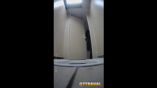 Две жопастые барышни попались в туалете на скрытую съёмку