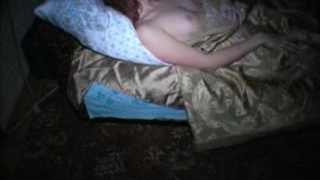 Брат дрочит на спящую рыжую сестру с волосатой киской