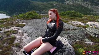 Рыжая русская девка дрочит киску, взобравшись на высокую гору