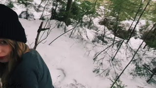 Девушка с большой грудью наслаждается минетом и сексом в зимнем лесу