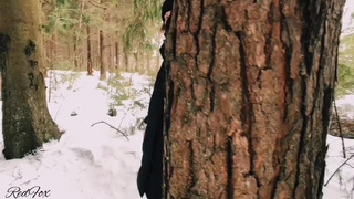 Девушка с большой грудью наслаждается минетом и сексом в зимнем лесу