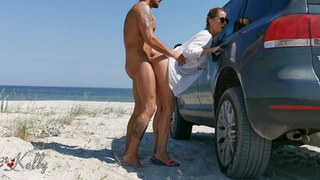 Любительская пара занимается горячим сексом на пляже . WetKelly