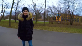 Русская блондинка дрочит и сосет член незнакомца в парке за деньги