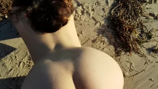 Русский секс на пляже в позе догги стайл