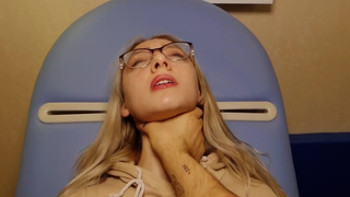 Блондинка горячо развлекается на приёме у гинеколога
