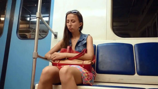 Подсмотрел под юбку спящей девушке в московском метро