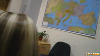 Хуесоска Валентина Исакина облизывает хуец в офисе