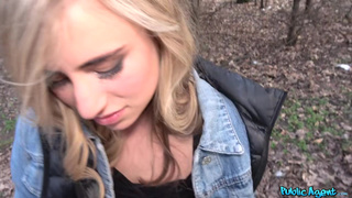 Молодая блондинка отдалась раком пикаперу в лесу