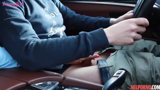 Гламурная москвичка отсосала парню член в машине за то, что он ее подвез