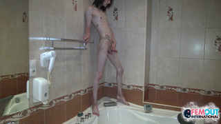 Красивый транс дрочит член в ванной