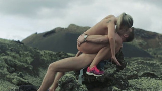 Шикарная блондинки в горах занимается сексом с любимым