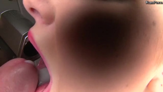 Привлекательная мальвина отлизывает пенис жаркому чуваку в порно видео