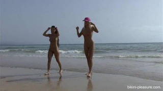 Прекрасные нудистки позируют на пляже голышом