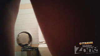 Голенькая секретарша писает в туалете на скрытую камеру