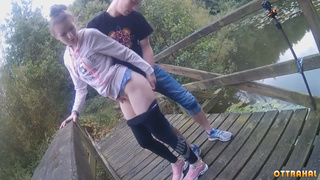 Деревенская молодежь долбится на деревянном мосту
