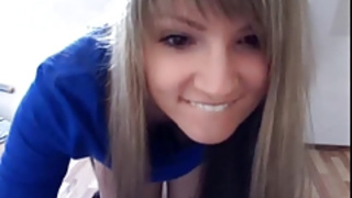 Горячая блондинка мастурбирует перед веб-камерой