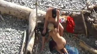 Мужчина на нудистском пляже подсматривает как телка сношается с парнем