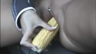 Зрелая женщина трахает себя в вагину кукурузой