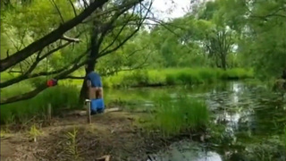 Благоверная и рогоносец сношаются на природе рядом с озером