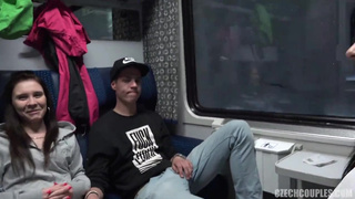 Молодые свингеры устроили групповой секс в купе поезда