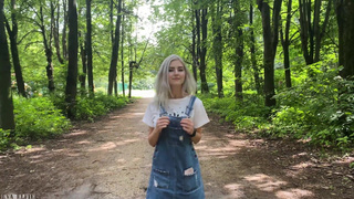 Красивая русская блондинка сосет парню в парке на свой страх и риск