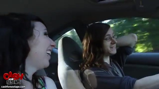 Молодая похотливая пара занялась сексом в машине на природе