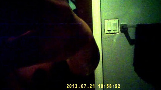 Рогоносец снимает на скрытую камеру свою голенькую супруга в ванной комнате
