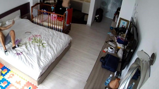 Скрытая камера снимает румынскую голенькую мильфу в спальне