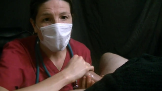 Милфа, одетая как доктор, в медицинской маске мастурбирует рукой мужику