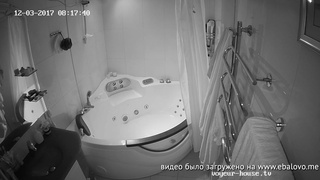 Наблюдает как русская пара ебется в ванной