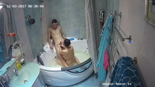Наблюдает как русская пара ебется в ванной