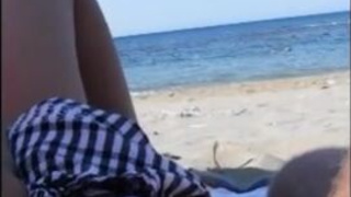Женщина с небритой вагиной на глазах у муженька порочила на пляже волосатому дедушке