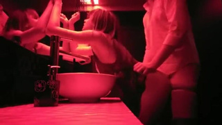 Незнакомец насилует русскую девчонку в туалете ночного клуба