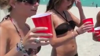Горячие 18 летние девушки отдыхают на летнем пляже