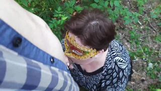 Русская взрослая дама отсасывает конец у пацыка в лесу