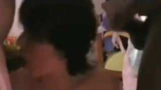 Мужик снимает на видео, как хорошенькая жена развлекается с двумя черными незнакомцами